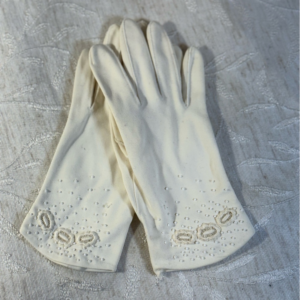 Vintage Women’s off-white gloves. With floral design with dainty beads. 8 1/2”